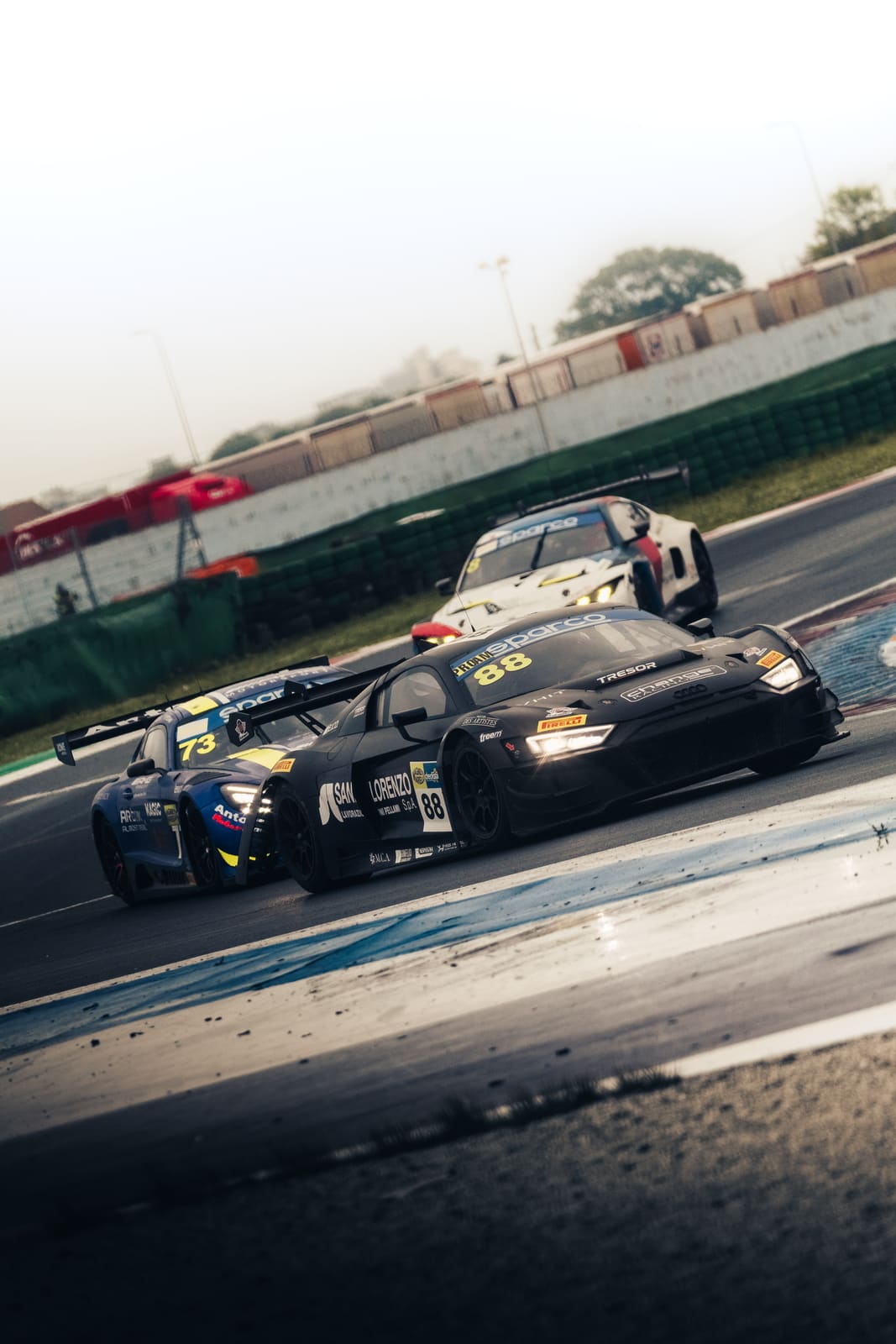 Duello in pista tra la #88 e la #73