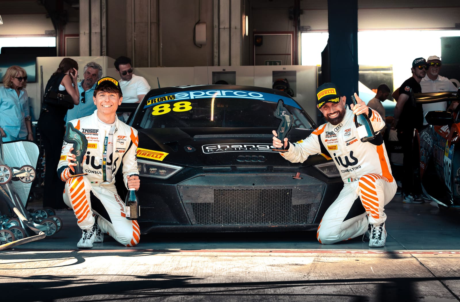 Alberto Clementi Pisani e Alberto Di Folco con l'Audi R8 LMS #88 nel box