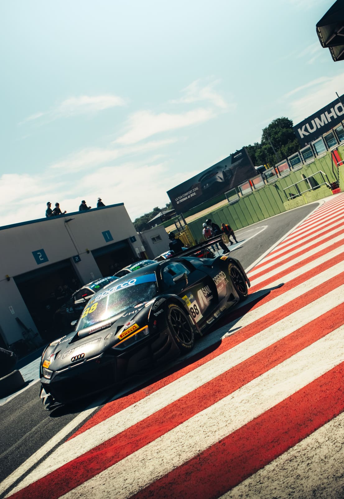 L'Audi R8 LMS #88 in uscita dai box sul cordolo