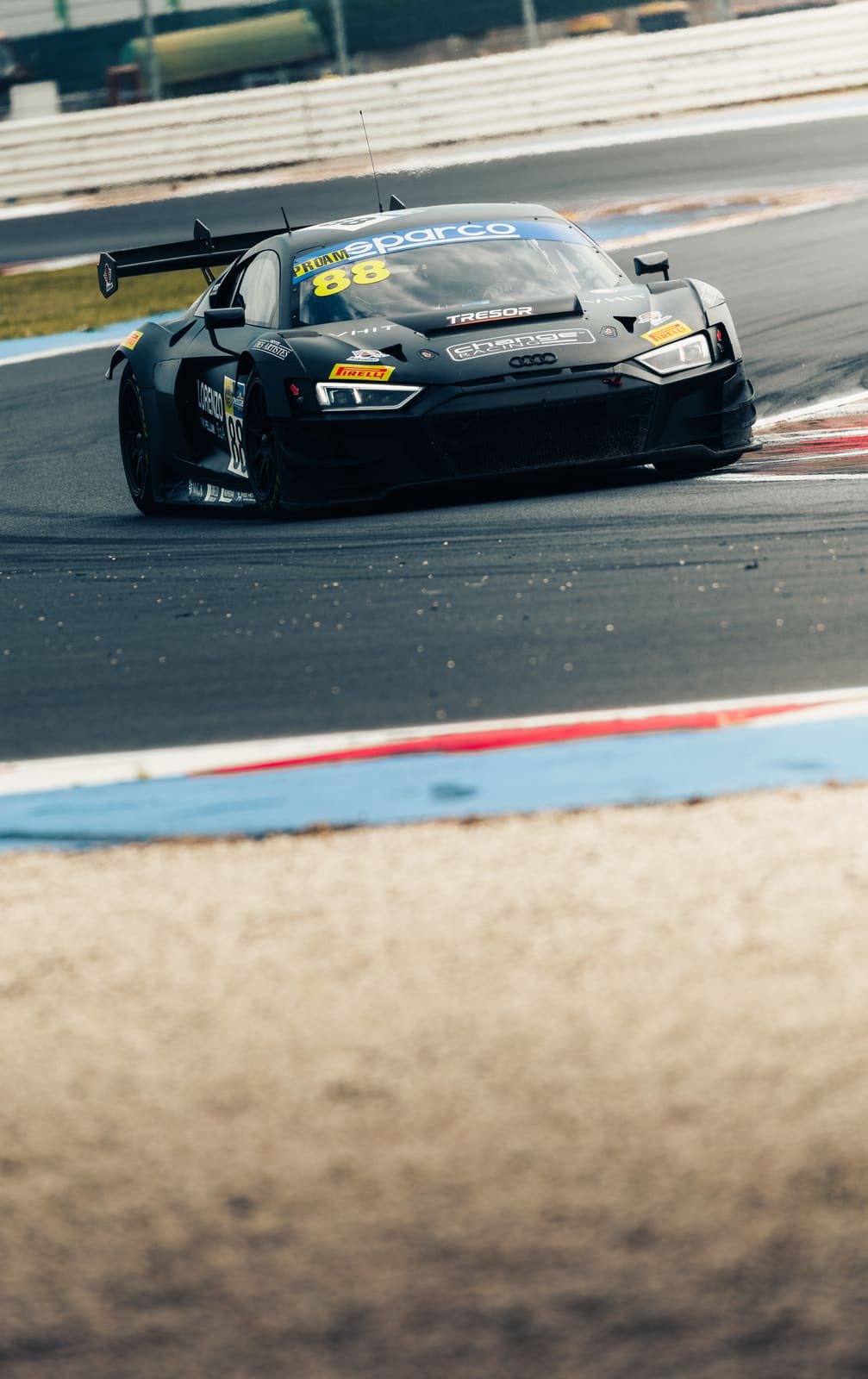 L'Audi R8 LMS #88 in curva